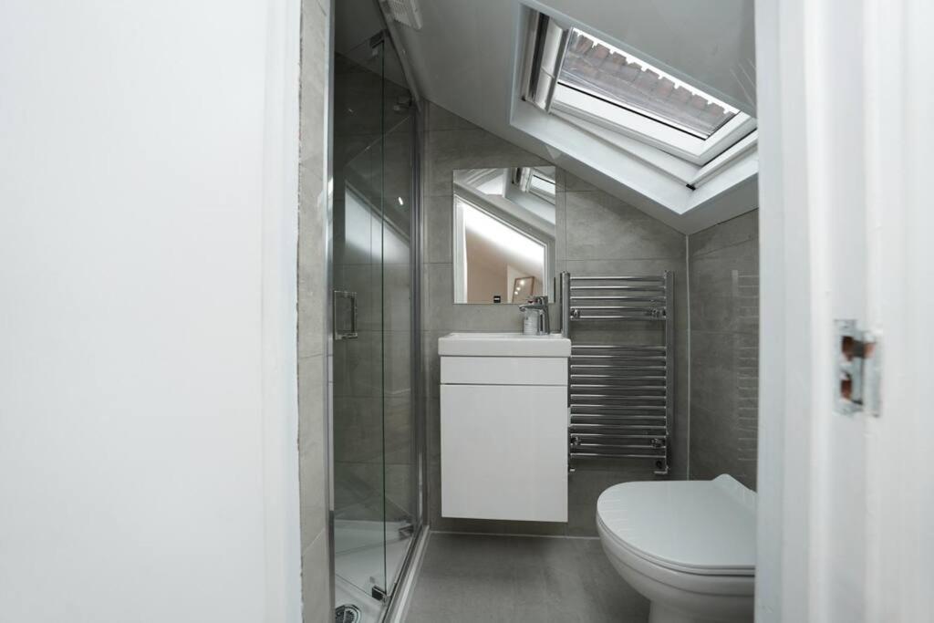 Newly Renovated Modern 4 Bed 3 Bath Apartment Лондон Экстерьер фото