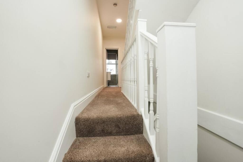 Newly Renovated Modern 4 Bed 3 Bath Apartment Лондон Экстерьер фото