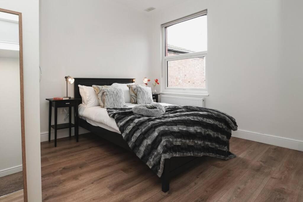 Newly Renovated Modern 4 Bed 3 Bath Apartment Лондон Экстерьер фото