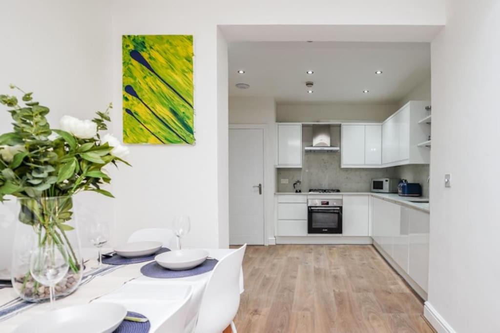Newly Renovated Modern 4 Bed 3 Bath Apartment Лондон Экстерьер фото