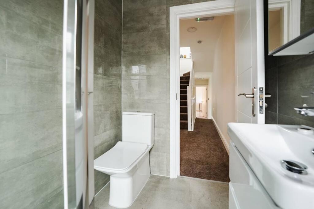 Newly Renovated Modern 4 Bed 3 Bath Apartment Лондон Экстерьер фото