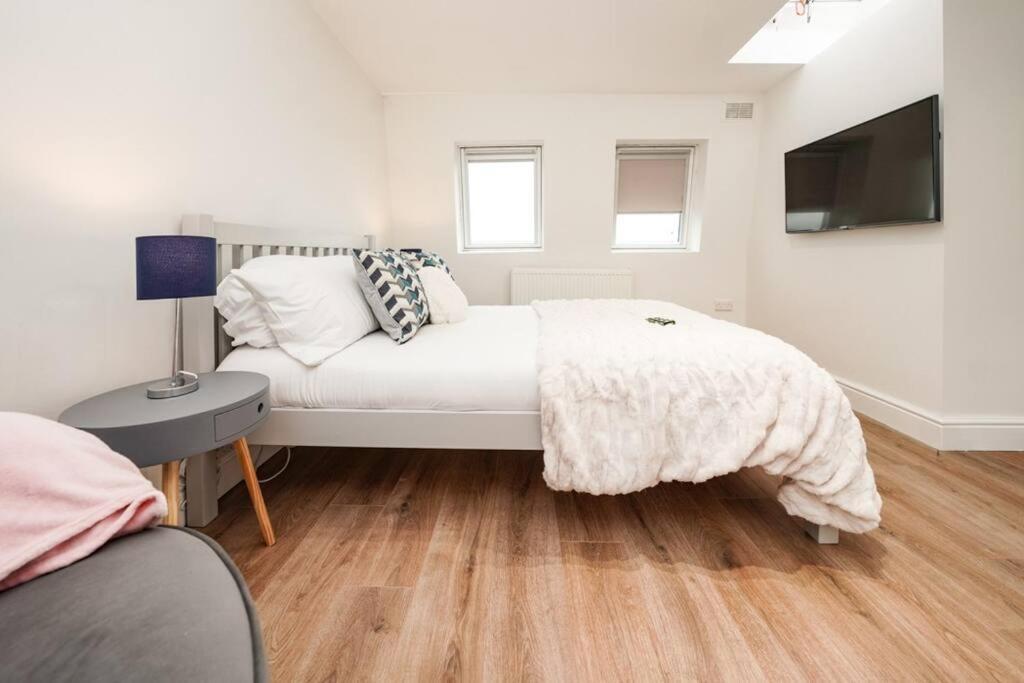 Newly Renovated Modern 4 Bed 3 Bath Apartment Лондон Экстерьер фото