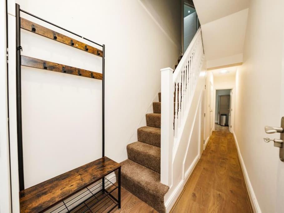 Newly Renovated Modern 4 Bed 3 Bath Apartment Лондон Экстерьер фото