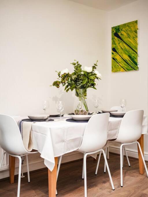 Newly Renovated Modern 4 Bed 3 Bath Apartment Лондон Экстерьер фото