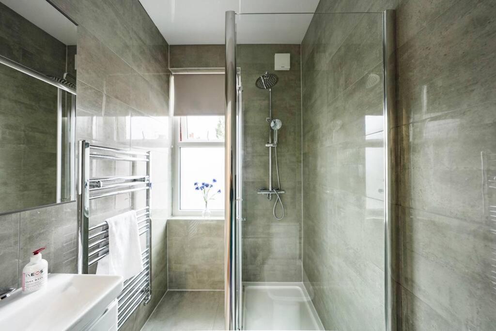 Newly Renovated Modern 4 Bed 3 Bath Apartment Лондон Экстерьер фото