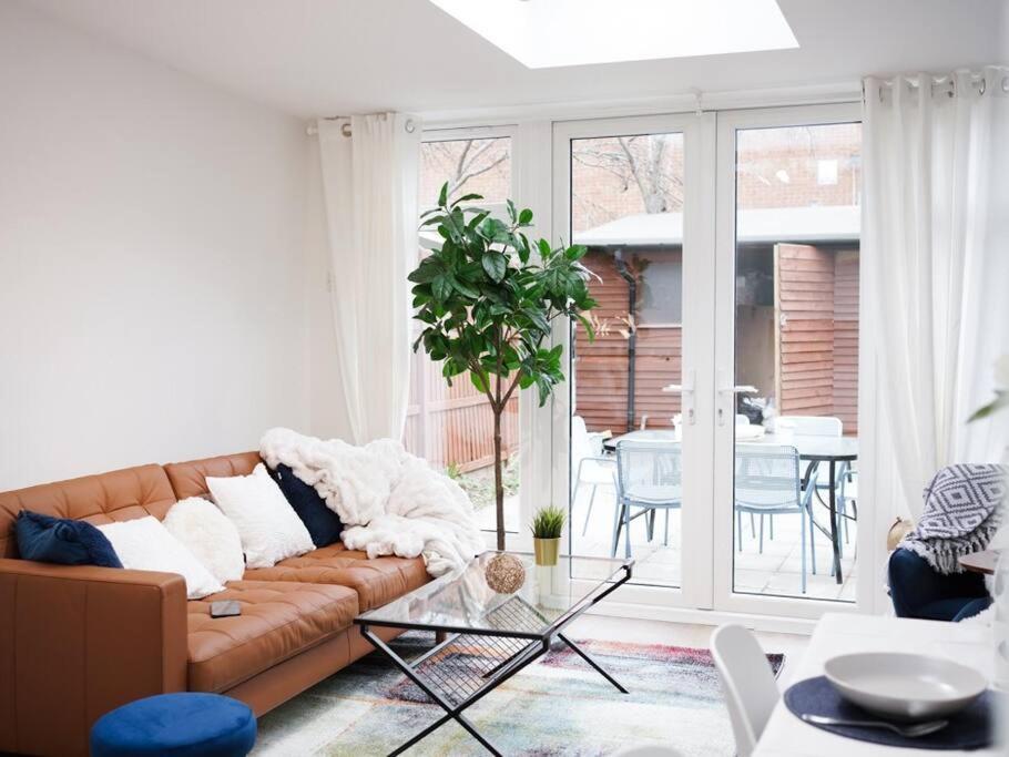 Newly Renovated Modern 4 Bed 3 Bath Apartment Лондон Экстерьер фото