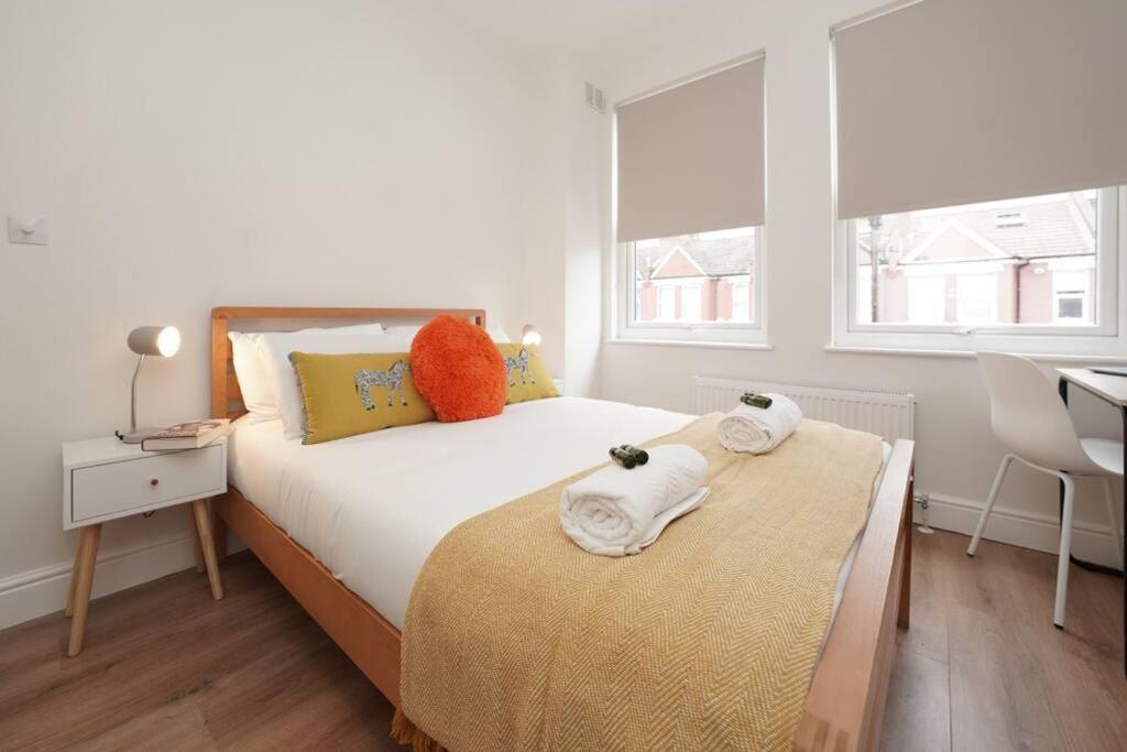 Newly Renovated Modern 4 Bed 3 Bath Apartment Лондон Экстерьер фото