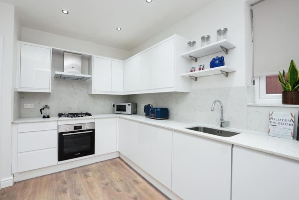 Newly Renovated Modern 4 Bed 3 Bath Apartment Лондон Экстерьер фото